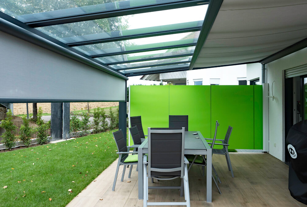 Rechtzeitig an den Sonnenschutz denken. Jetzt Wärmeschutz-Screens, eine Markise oder Terrassendach aus Glas planen!
